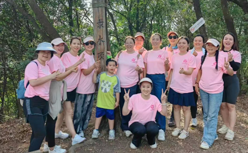 興千田集團(tuán)女職工參加興富社區(qū)“健步新征程，巾幗綻芳華”徒步活動(dòng)2